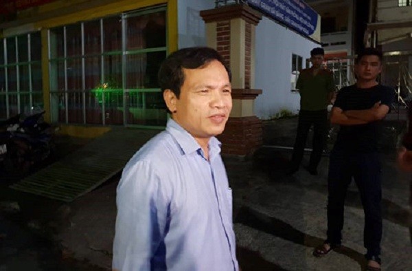 Ông Mai Văn Trinh trả lời các phóng viên tại Sở GD-ĐT tỉnh Hà Giang lúc gần 1 giờ sáng ngày 17/7 - Ảnh: Thanh niên