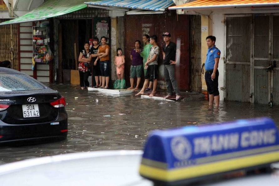 Cảnh báo ngập lụt nhiều tuyến phố - Ảnh: TTXVN
