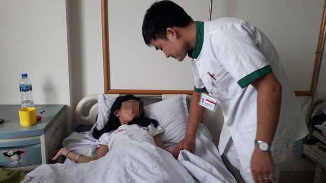 Bé T. tại bệnh viện - Ảnh: Thanh Niên