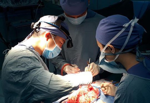 Các bác sĩ Bệnh viện Nhi đồng 2 thực hiện phẫu thuật biến dạng hộp sọ kèm não úng thủy.