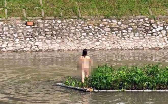 Cô gái cởi trần bơi ra giữa sông Tô Lịch. Ảnh: Soha.vn