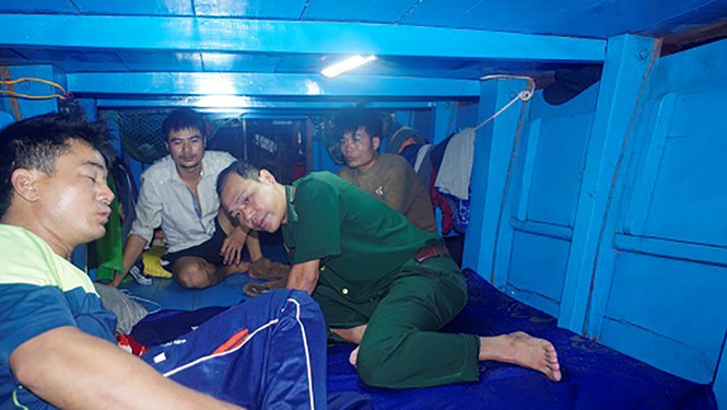 3 ngư dân được lực lượng biên phòng cứu hộ - Ảnh: Thanh Niên