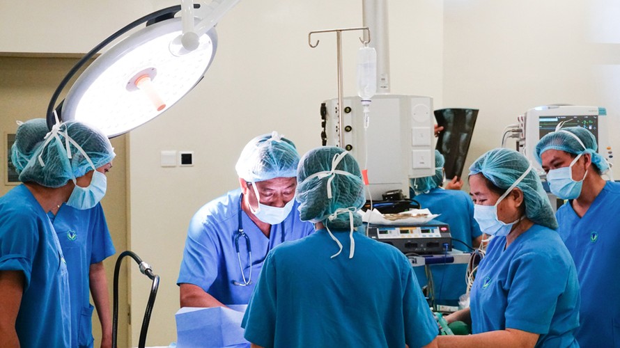 Ê-kíp bác sĩ thực hiện phẫu thuật cho bệnh nhi - Ảnh: Báp Phụ nữ Việt Nam