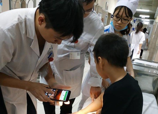 Bệnh nhi được thăm khám, đánh giá tình trạng sức khoẻ tại bệnh viện - Ảnh: Người Lao Động
