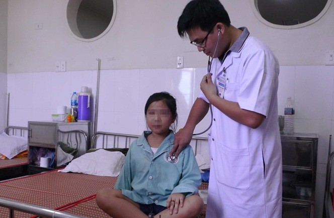 Cháu gái đang được điều trị tại Khoa Da tổng hợp Bệnh viên da liễu T.Ư Quy Hòa - Ảnh: Thanh Niên
