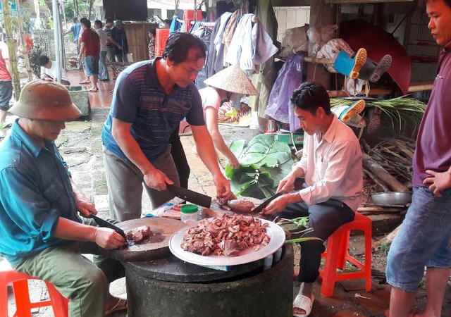 Gia đình làm thịt trâu đãi làng, chuẩn bị cổ vũ Olympic Việt Nam - Ảnh: Dân Trí