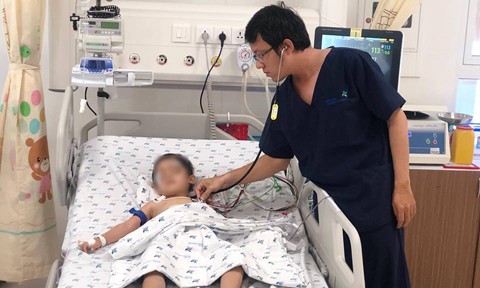 Các bác sỹ tiếp tục theo dõi sức khỏe của bé - Ảnh: VTC News