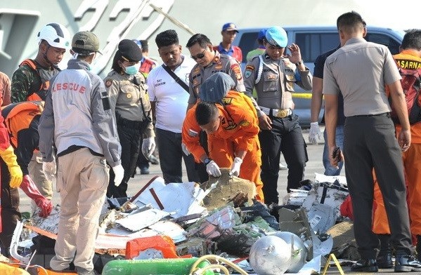 Lực lượng tìm kiếm và cứu hộ tập hợp mảnh vỡ máy bay và tư trang của các nạn nhân vụ rơi máy bay Lion Air JT610. (Ảnh: THX/TTXVN)