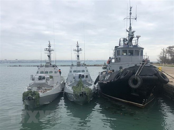 Ba tàu hải quân Ukraine bị lực lượng tuần duyên thuộc Cơ quan An ninh Liên bang Nga (FSB) bắt giữ do xâm phạm lãnh hải Nga ở Eo biển Kerch ngày 25/11/2018. (Ảnh: THX/TTXVN)