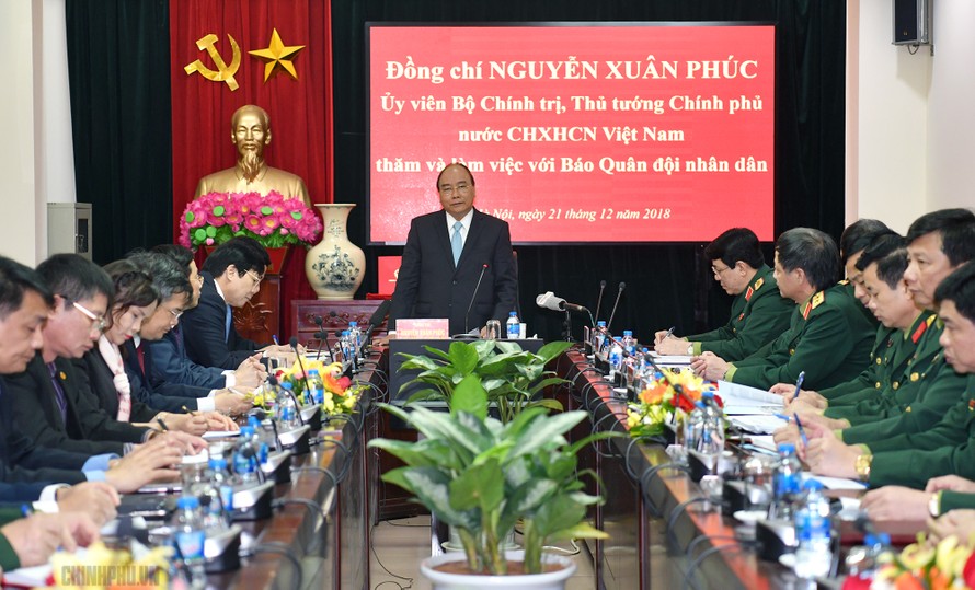Thủ tướng Nguyễn Xuân Phúc nói chuyện với tập thể Báo Quân đội nhân dân. Ảnh: VGP/Quang Hiếu