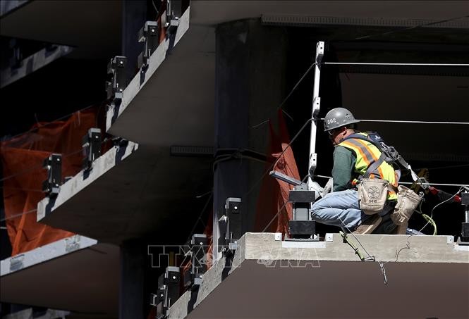 Công nhân làm việc tại một công trường xây dựng ở San Francisco, California, Mỹ ngày 5/10/2018. Ảnh: AFP/TTXVN