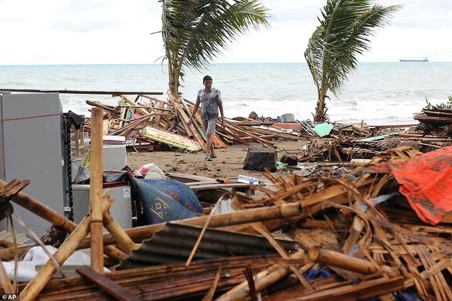 Quang cảnh tan hoang ở khu vực xảy ra sóng thần ở Indonesia. Ảnh: AP