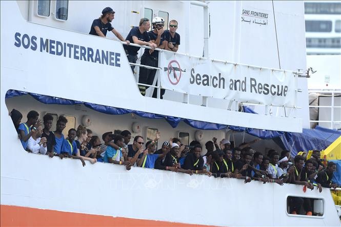 Người di cư được tàu cứu hộ Aquarius đưa về bến Bolier ở Senglea, Malta. Ảnh: AFP/TTXVN