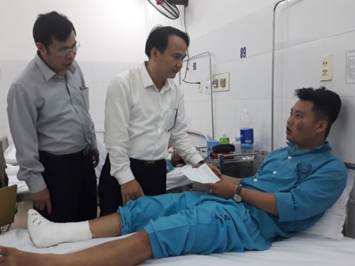 GĐ Sở GD&ĐT Đà Nẵng chuyển lời hỏi thăm và động viện của Bộ trưởng Bộ GD&ĐT đến thầy giáo đang điều trị tại BV Đà Nẵng