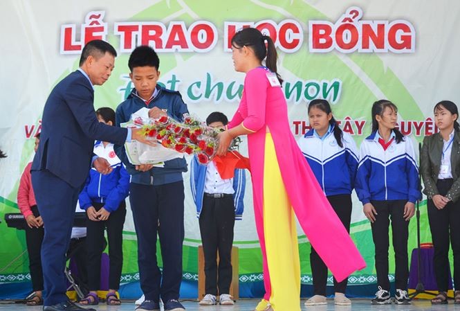 Nhà báo Phùng Công Sưởng - Phó Tổng biên tập báo trao học bổng cho các em