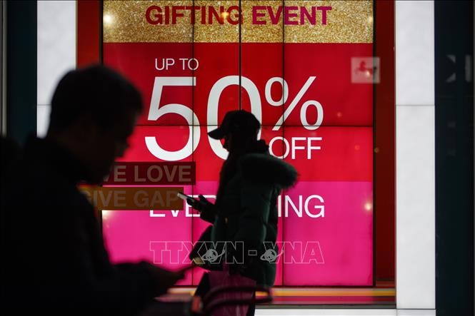 Bảng quảng cáo giảm giá tại một cửa hàng ở London, Anh. Ảnh: AFP/TTXVN