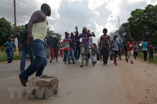  Người biểu tình phản đối tăng giá nhiên liệu phong tỏa đường phố tại Harare, Zimbabwe, ngày 14/1/2019. (Ảnh: AFP/TTXVN) ​