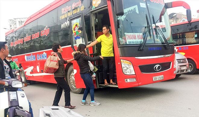 Ô tô tấp nập đón khách trên đường Giải Phóng Ảnh: Nguyễn Hoàn