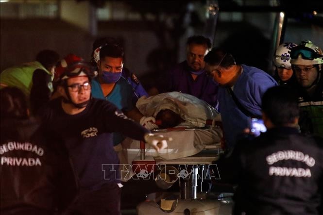  Chuyển nạn nhân tới bệnh viện để điều trị sau vụ nổ đường ống dẫn nhiên liệu tại khu dân cư Tlahuelilpan, bang Hidalgo tối 18/1/2019. Ảnh: THX/TTXVN