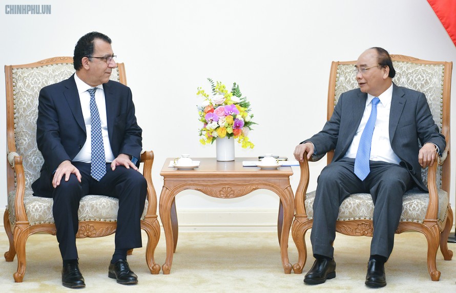 Thủ tướng Nguyễn Xuân Phúc và Đại sứ Cộng hoà Chile Jaime Chomali Garib. Ảnh: VGP/Quang Hiếu