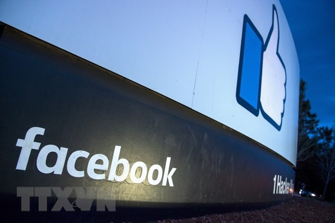 Biểu tượng Facebook tại trụ sở ở Menlo Park, California của Mỹ. (Ảnh: AFP/TTXVN)