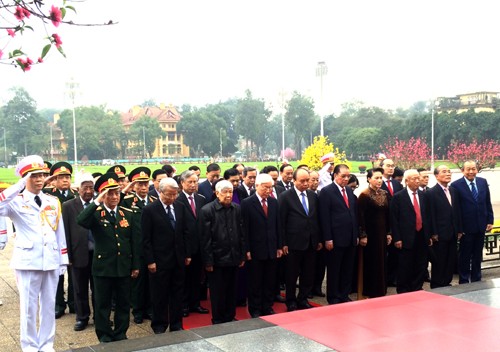 Các đồng chí lãnh đạo, nguyên lãnh đạo Đảng, Nhà nước, MTTQ Việt Nam vào Lăng viếng Chủ tịch Hồ Chí Minh. Ảnh: VGP/Nguyễn Hoàng