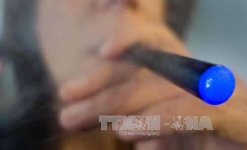 Người dân Mỹ hút thuốc lá điện tử tại Washington DC. Ảnh: AFP/TTXVN