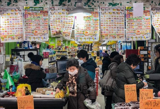 Người dân Hàn Quốc mua sắm chuẩn bị cho dịp nghỉ lễ Tết Nguyên Đán Kỷ Hợi 2019 tại thủ đô Seoul ngày 29/1/2019. Ảnh: THX/TTXVN