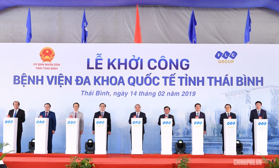 Thủ tướng Nguyễn Xuân Phúc bấm nút khởi công dự án bệnh viện đa khoa quốc tế Thái Bình: Ảnh: VGP/Quang Hiếu