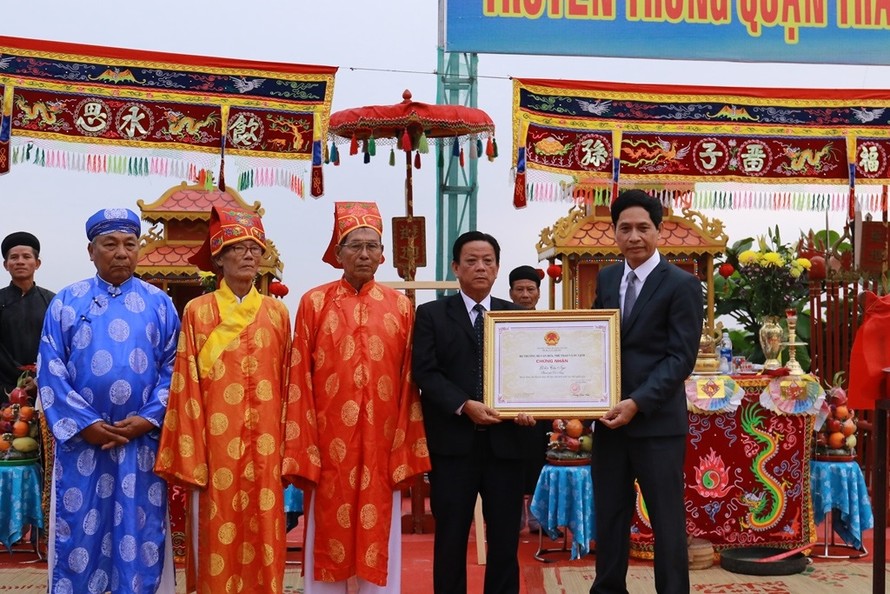 Ông Huỳnh Văn Hùng trao bằng chứng nhận Lễ hội Cầu ngư Đà Nẵng là di sản văn hóa phi vật thể - Ảnh: Dân Việt