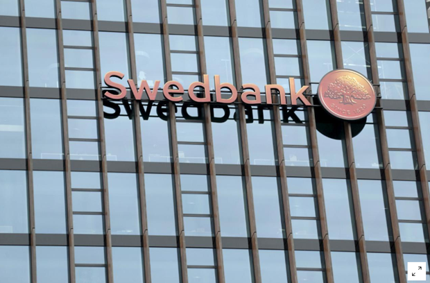 Logo của ngân hàng Swedbank tại Vilnius, Lithuania. (Nguồn: Reuters)