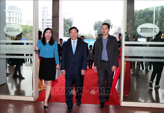 Phó Thủ tướng, Bộ trưởng Bộ Ngoại giao Phạm Bình Minh cùng các đại biểu đến dự Lễ khai trương Trung tâm Báo chí quốc tế phục vụ Hội nghị Thượng đỉnh Mỹ - Triều Tiên lần thứ hai. Ảnh: Văn Điệp/TTXVN