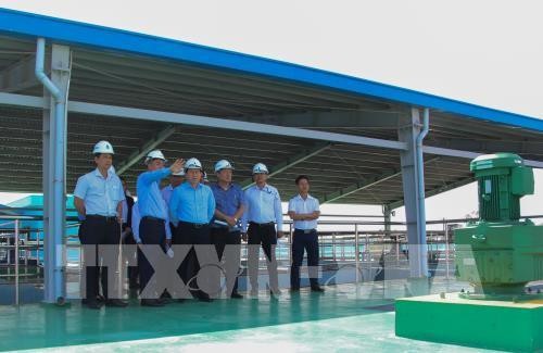 Lãnh đạo tỉnh Hậu Giang thăm nhà máy nước Aquaone Hậu Giang chiều 25/2/2019. Ảnh: Hồng Thái - TTXVN