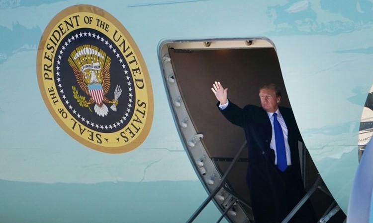 Trump ngày 25/2 lên chuyên cơ tại Maryland để đến Hà Nội. Ảnh: AFP.