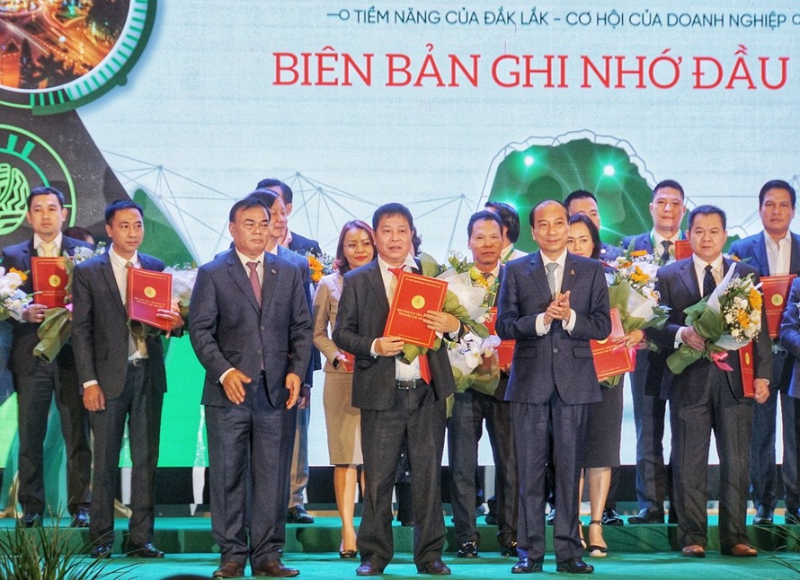 Đại diện TNG Holdings Việt Nam nhận bản thỏa thuận hợp tác từ lãnh đạo tỉnh Đăk Lắk