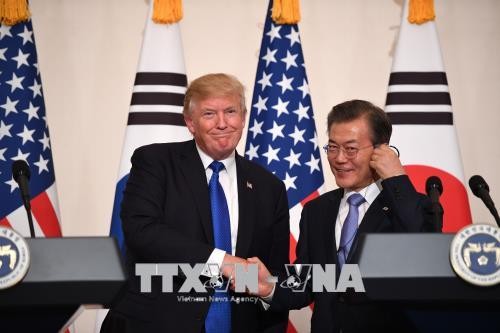 Tổng thống Hàn Quốc Moon Jae-In (phải) và Tổng thống Mỹ Donald Trump. Ảnh: AFP/TTXVN