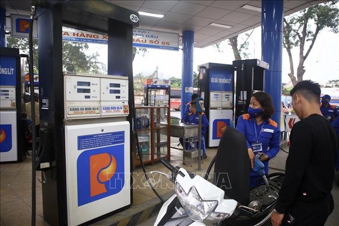 Khách đến mua xăng tại cửa hàng xăng dầu số 85 (Công ty xăng dầu khu vực I), Nguyễn Văn Cừ, Gia Thụy, Long Biên, Hà Nội. Ảnh: Minh Quyết/TTXVN