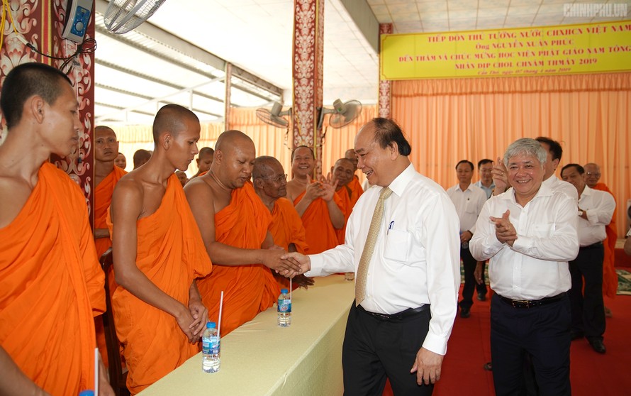 Thủ tướng Nguyễn Xuân Phúc chúc tết Chôl Chnăm Thmây Học viện Phật giáo Nam tổng Khmer. ảnh VGP/Quang Hiếu