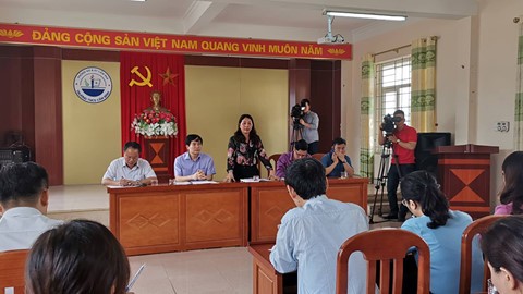 Lãnh đạo Sở Giáo dục - Đào tạo tỉnh Quảng Ninh họp xử lý vụ việc tại Trường THCS Cẩm Bình - Ảnh: Thanh Niên