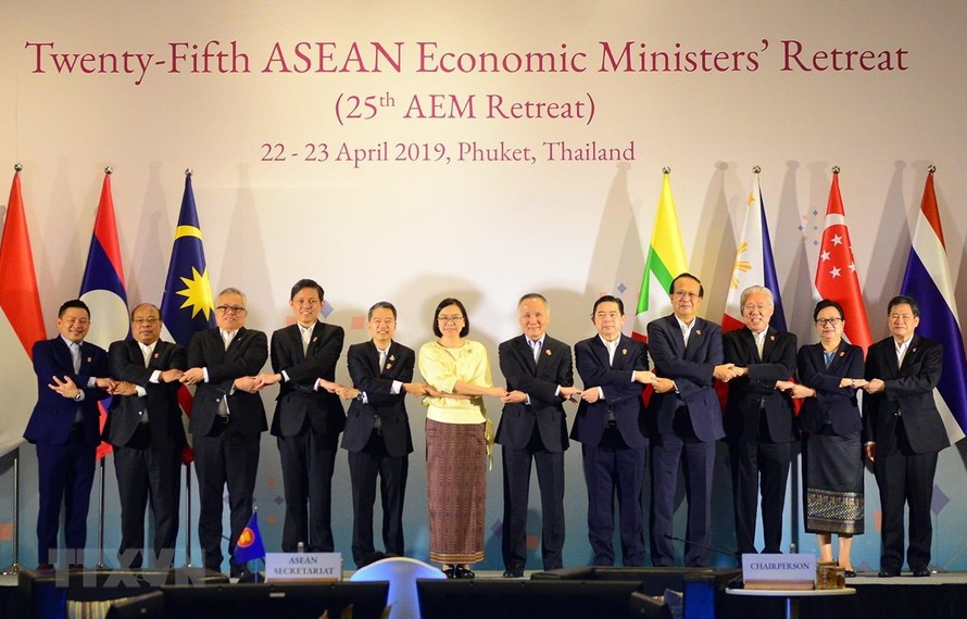 Thứ trưởng Bộ Công thương Trần Quốc Khánh (thứ 6, từ phải sang) cùng các bộ trưởng kinh tế ASEAN chụp ảnh chung. (Ảnh: Ngọc Quang/TTXVN)
