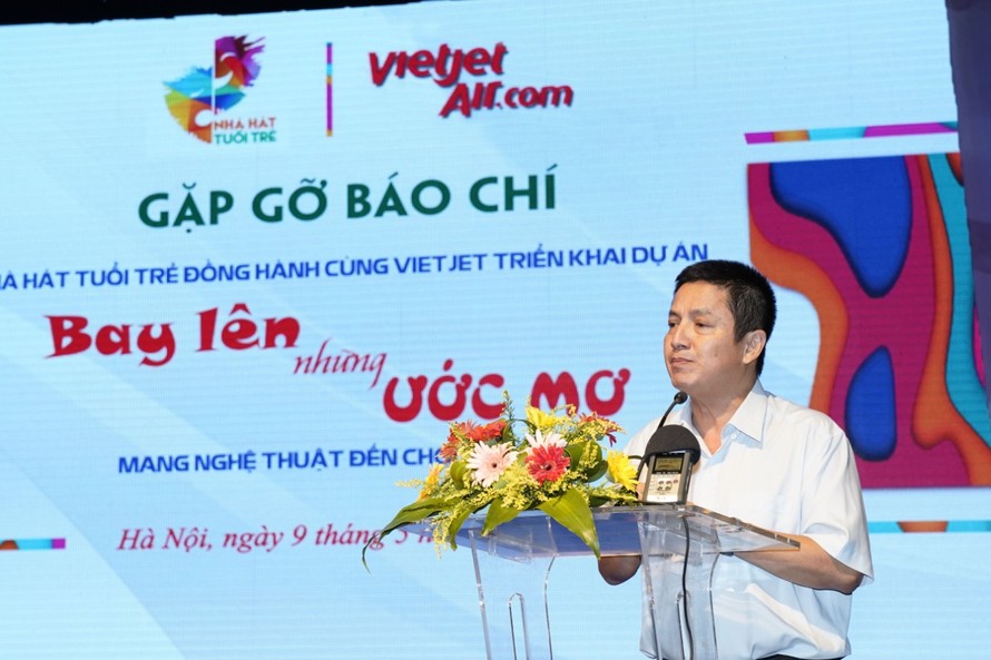Giám đốc Nhà hát Tuổi trẻ Phạm Chí Trung trong buổi họp báo ra mắt Dự án "Bay lên những ước mơ"