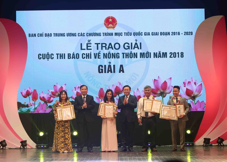 Phó Thủ tướng Vương Đình Huệ và Bộ trưởng Bộ NN&PTNT Nguyễn Xuân Cường trao giải A cuộc thi báo chí về Nông thôn mới năm 2018