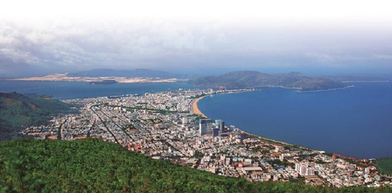 Toàn cảnh thành phố Quy Nhơn xanh mướt nhìn từ trên cao - Ảnh: Đào Tiến Đạt