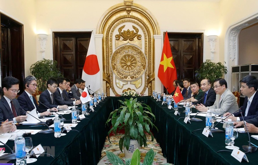 Thứ trưởng Bộ Ngoại giao Lê Hoài Trung và Thứ trưởng Bộ Ngoại giao Nhật Bản Takeo Mori đồng chủ trì Đối thoại Đối tác chiến lược Việt Nam-Nhật Bản lần thứ bảy. (Ảnh: Lâm Khánh/TTXVN)