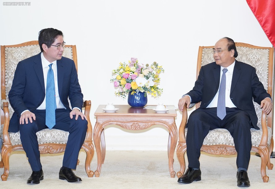Thủ tướng Nguyễn Xuân Phúc và Tổng Giám đốc Tập đoàn JG Summit Holdings Lance Y. Gokongwei - Ảnh: VGP/Quang Hiếu