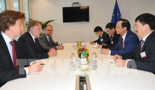 Chủ tịch Ủy ban thương mại quốc tế của Nghị viện châu Âu Lange Bernd làm việc với Bộ trưởng Đào Ngọc Dung. Ảnh : Kim Chung-Pv TTXVN tại Bỉ