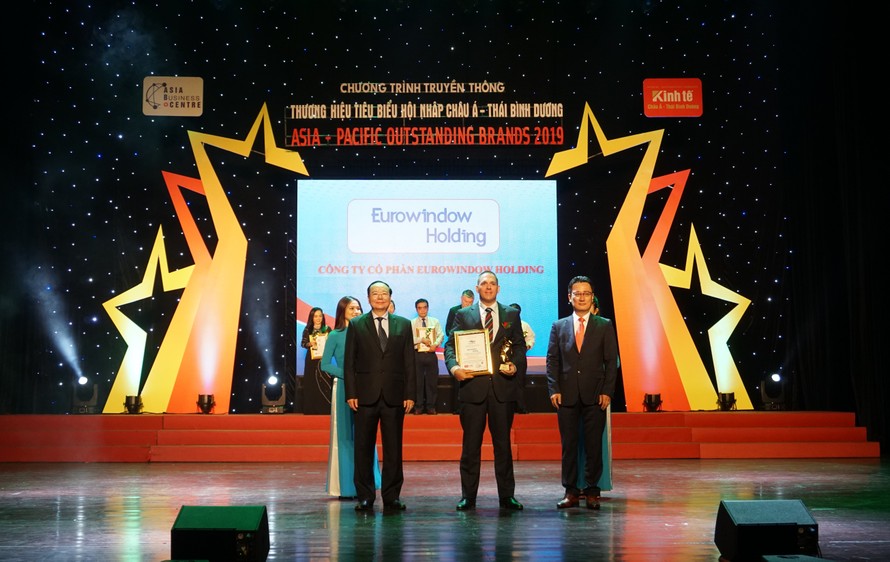 Ông Hannes Romauch - Phó Tổng giám đốc Eurowindow Holding nhận giải thưởng tại buổi lễ vinh danh