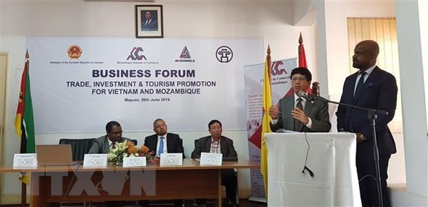 Đại sứ Lê Huy Hoàng và Đại diện Bộ Công Thương Mozambique giải đáp về chính sách đầu tư, thương mại hai bên. (Ảnh: Đình Lượng/TTXVN)