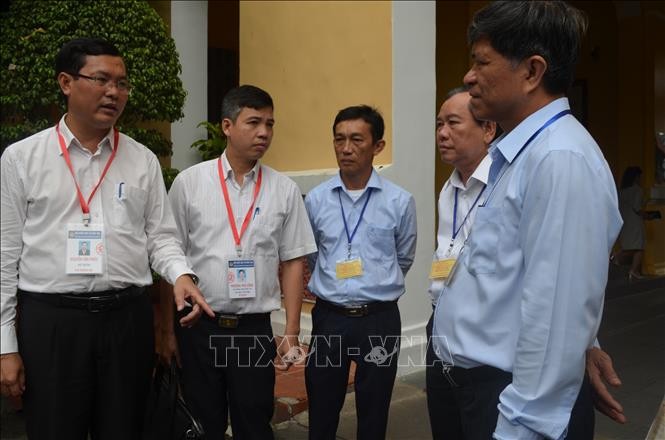 Thứ trưởng Bộ Giáo dục và Đào tạo Nguyễn Văn Phúc (trái) trao đổi với lãnh đạo Sở Giáo dục và Đào tạo TP Hồ Chí Minh về công tác chấm thi.