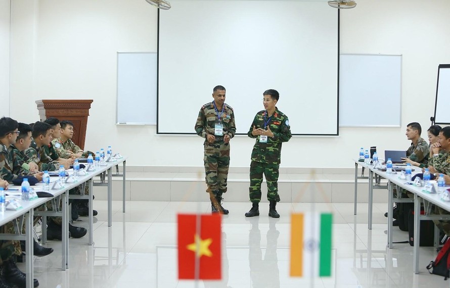 Chuyên gia Việt Nam và Ấn Độ trao đổi kinh nghiệm trong hoạt động gìn giữ hoà bình. (Ảnh: Dương Giang/TTXVN)